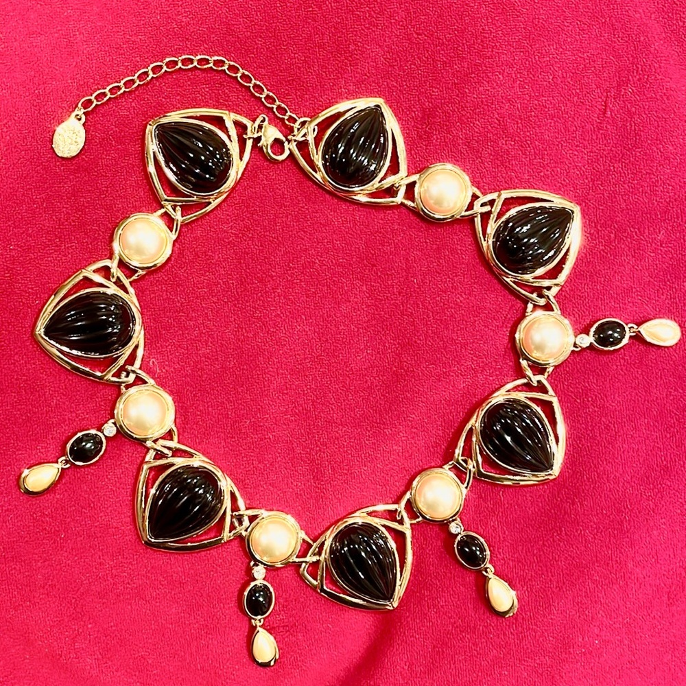 This chic necklace is perfect addition to your jewelry collection.